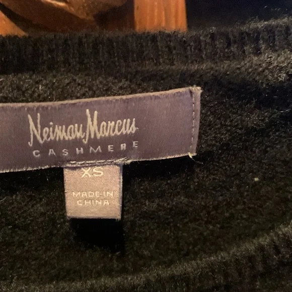 Neiman Marcus cashmere size XS short sleeved sweater - Picture 2 of 3